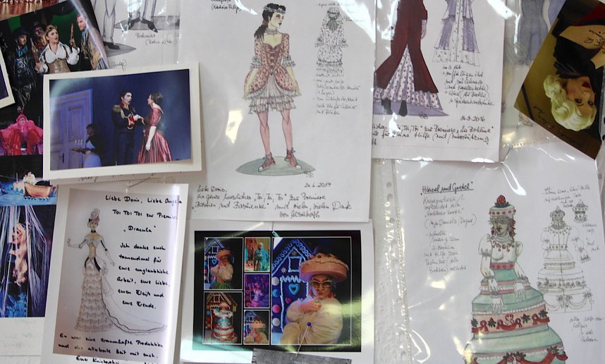 Kleider in Tortenform (rechts unten) oder mit Schleppe wie in "Dracula" (links unten): Doris Gunkel hatte sie alle auf dem Tisch