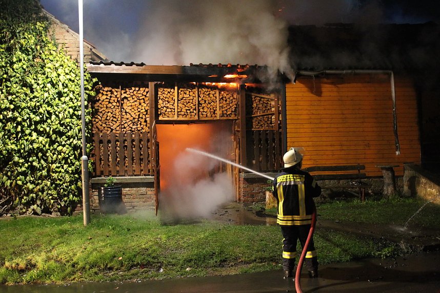 Garagenbrand in Feldengel