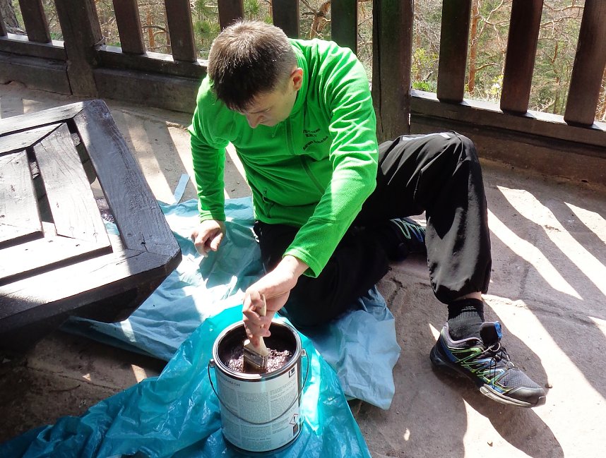 Viele flei&szlig;ige H&auml;nde halfen bei der Versch&ouml;nerung der Schutzh&uuml;tte
