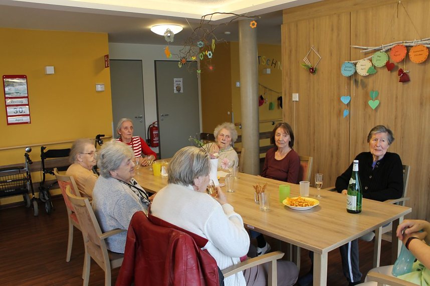 Maibaumschm&uuml;cken in der AWO Seniorenresidenz Haus am Wippertor