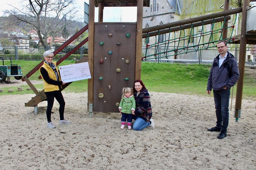 &Uuml;bergabe des Schecks v.l Grit Szemendera (Chefin des Rotary Clubs Sondershausen); Anna mit ihrer Mama Nicole Richter; Ulrich Neumann (Ab Juli 2021 neuer Chef des Rotary Clubs Sondershausen).