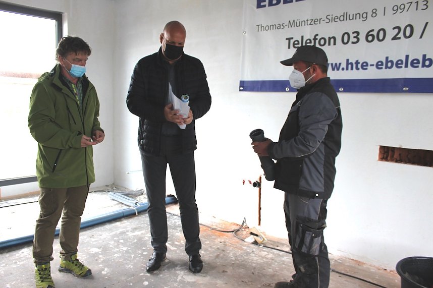 v.l. Thomas Rie&szlig;land (Fachgebietsleiter Sportf&ouml;rderung, Sportst&auml;tten und B&auml;der); Steffen Grimm (B&uuml;rgermeister der Stadt Sondershausen); Thomas Gr&uuml;neberg (Polier).