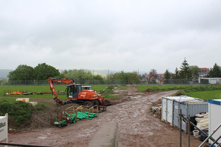 Momentan mehr Lehmboden, anstatt Rasen