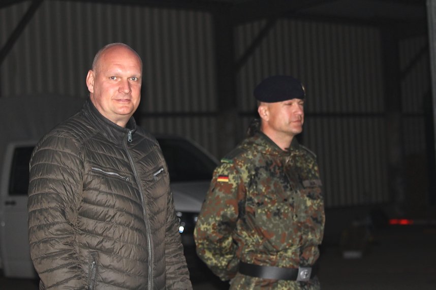 v.l. Steffen Grimm B&uuml;rgermeister von Sondershausen; Oberstleutnant Faul;  Vereidigungzeremonie der Rekruten der Bundeswehr Sondershausen