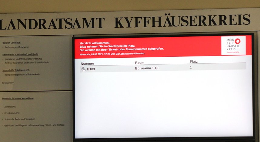 Anzeigentafel im Wartebereich des Landratsamtes Sondershausen