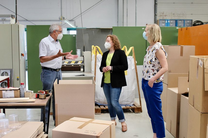 v.l.Hartmut B&auml;rwinkel (1. Vorsitzender); Franziska Baum (FDP) Abgeordnete des Th&uuml;ringer Landtages; Frau Ariana Schr&ouml;ter-Gesch&auml;ftsf&uuml;hrerin des Sondersh&auml;user Bildungsvereins