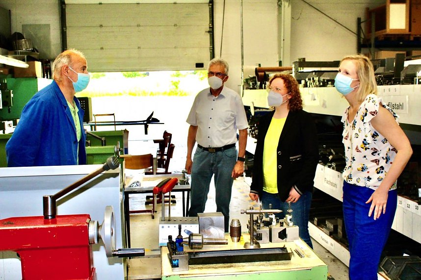 Norbert Nessel erkl&auml;rt einzelne Arbeitsabl&auml;ufe