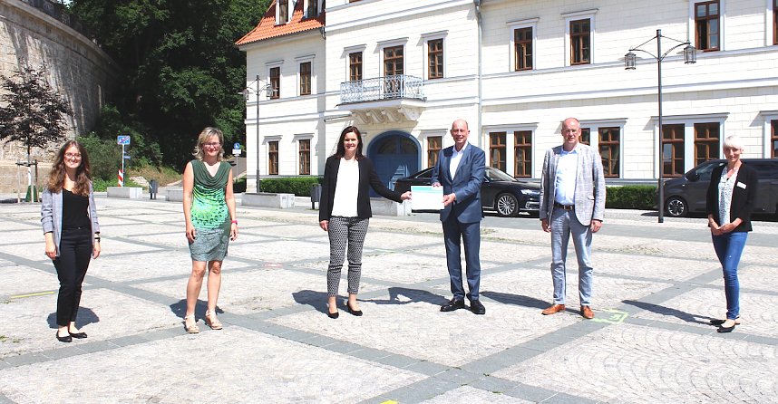 v.l. Julia Pietsch-Regionalmanagement Nordhausen; Nicolle Linke-Regionalmanagement Kyffh&auml;userkreis; Landr&auml;tin v. Sondershausen Antje Hochwind-Schneider; Th&uuml;ringer Wirtschaftsminister Wolfgang Tiefensee; Landrat v. Nordhausen Matthias Jendricke; Rebecca Vangangelt - Landratsamt Unstrut-Hainich-Kreis