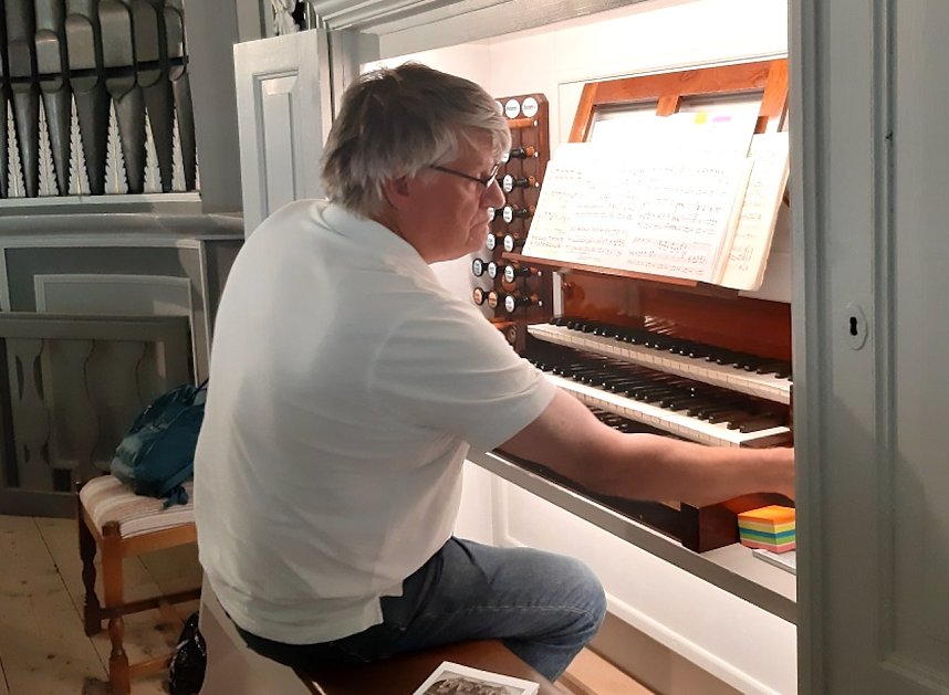 Sicco Steendam an der Orgel in der Unterkirche in Bad Frankenhausen
