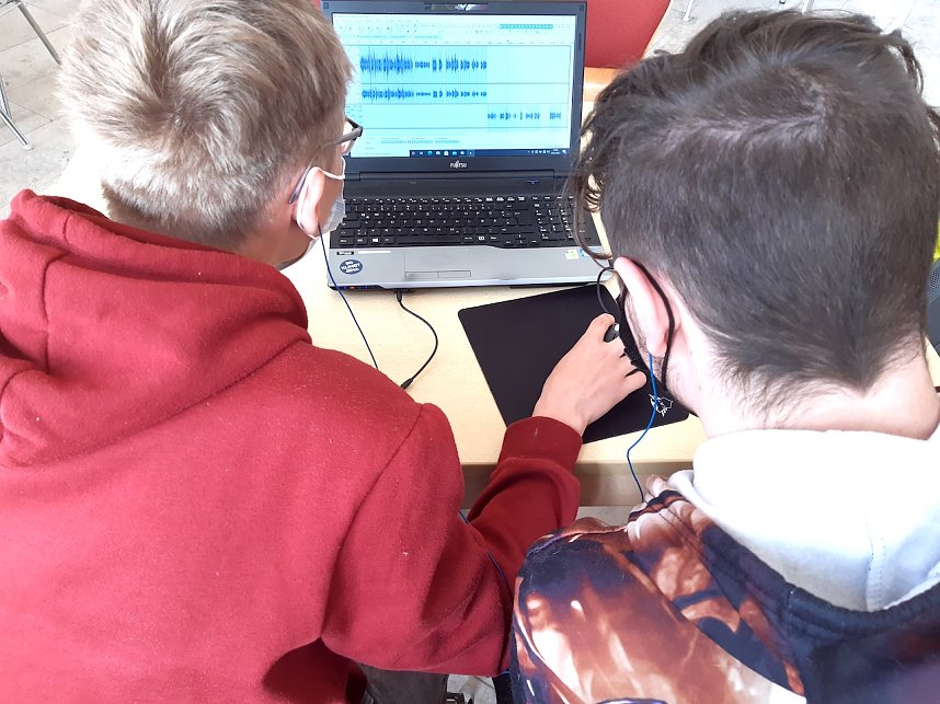 Kinder besprechen Audioguides 