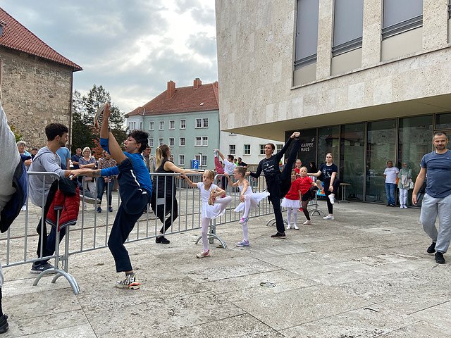 Die Eleven des Tanzstudio Radeva konnten am Denkmaltag gleich an zwei Orten auftreten