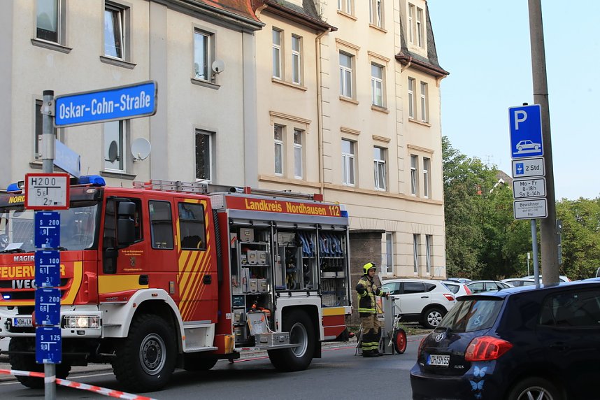 Die Polizei nimmt einen Mann fest, der ein Haus anz&uuml;nden wollte