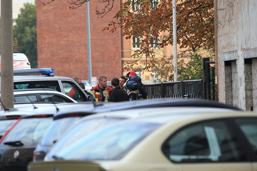 Die Polizei nimmt einen Mann fest, der ein Haus anz&uuml;nden wollte