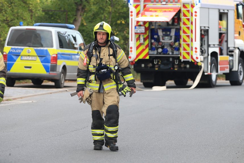 Die Polizei nimmt einen Mann fest, der ein Haus anz&uuml;nden wollte