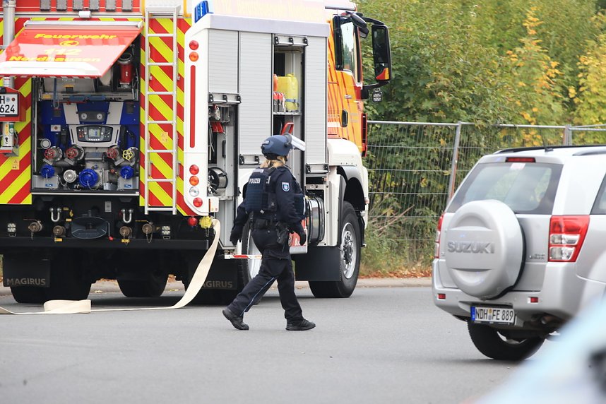 Die Polizei nimmt einen Mann fest, der ein Haus anz&uuml;nden wollte
