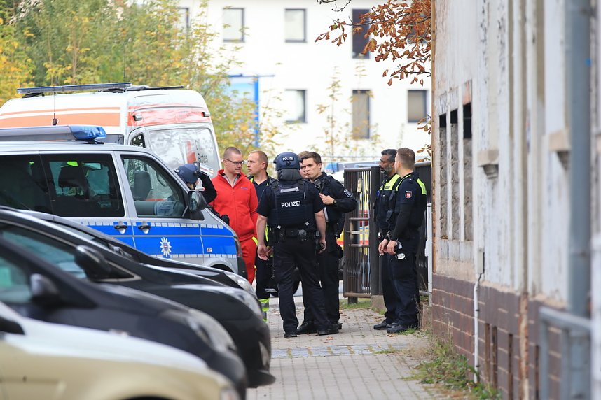 Die Polizei nimmt einen Mann fest, der ein Haus anz&uuml;nden wollte