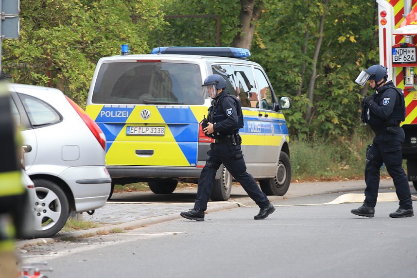 Die Polizei nimmt einen Mann fest, der ein Haus anz&uuml;nden wollte