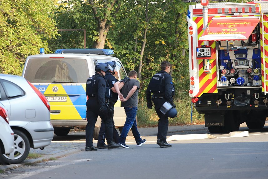 Die Polizei nimmt einen Mann fest, der ein Haus anz&uuml;nden wollte