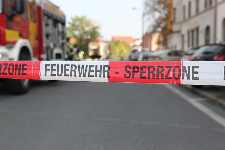 Die Polizei nimmt einen Mann fest, der ein Haus anz&uuml;nden wollte