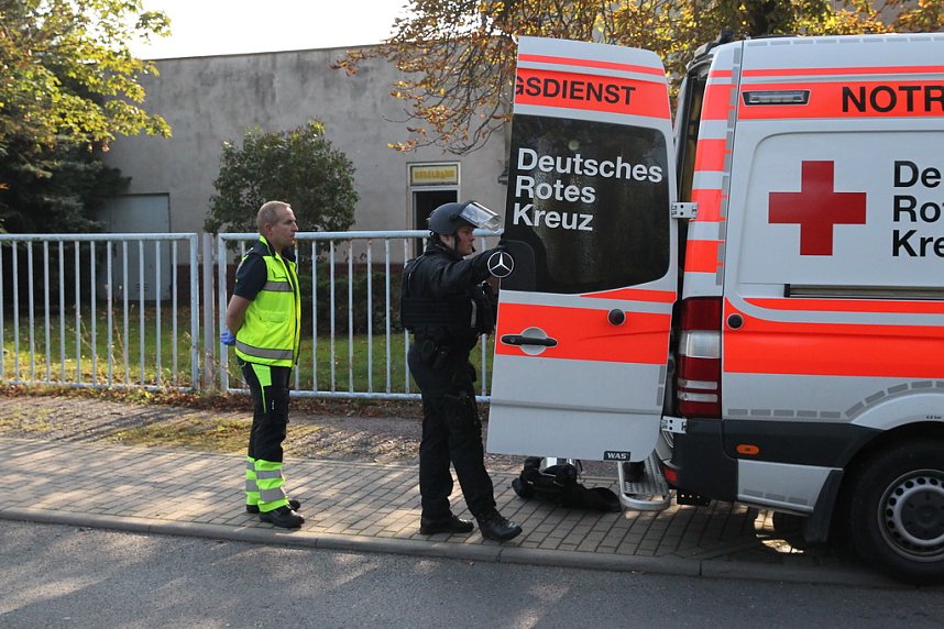 Die Polizei nimmt einen Mann fest, der ein Haus anz&uuml;nden wollte