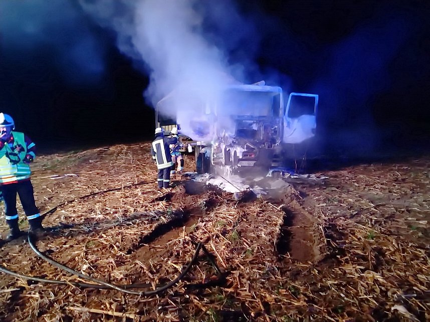 LKW-Brand auf einem Feld