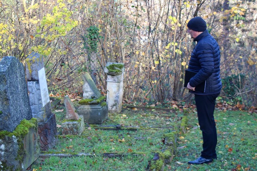 B&uuml;rgermeister Steffen Grimm gedenkt den Opfern des Nationalsozialismus