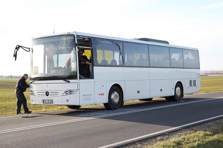 Schulbus mit Laster kollidiert