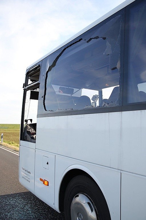 Schulbus mit Laster kollidiert