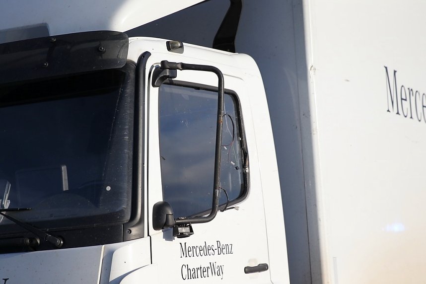 Schulbus mit Laster kollidiert