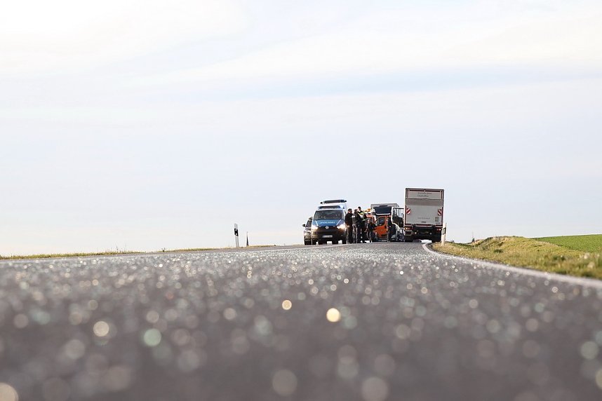 Schulbus mit Laster kollidiert