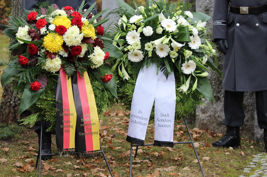 Gedenken zum Volkstrauertag im Ehrenhain auf dem Hauptfriedhof in Sondershausen