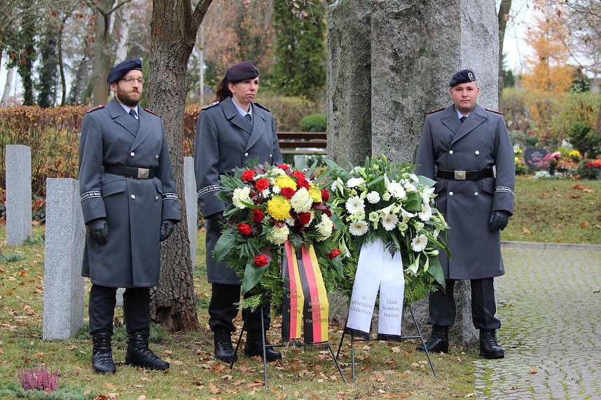 Gedenken zum Volkstrauertag im Ehrenhain auf dem Hauptfriedhof in Sondershausen