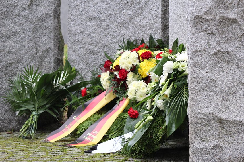 Gedenken zum Volkstrauertag im Ehrenhain auf dem Hauptfriedhof in Sondershausen