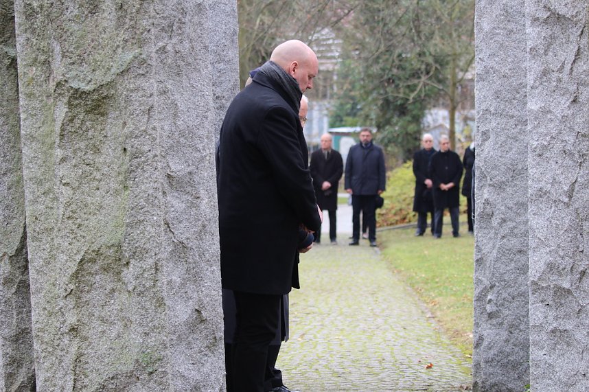 B&uuml;rgermeister Steffen Grimm  (vorne) - Gedenken zum Volkstrauertag im Ehrenhain auf dem Hauptfriedhof in Sondershausen