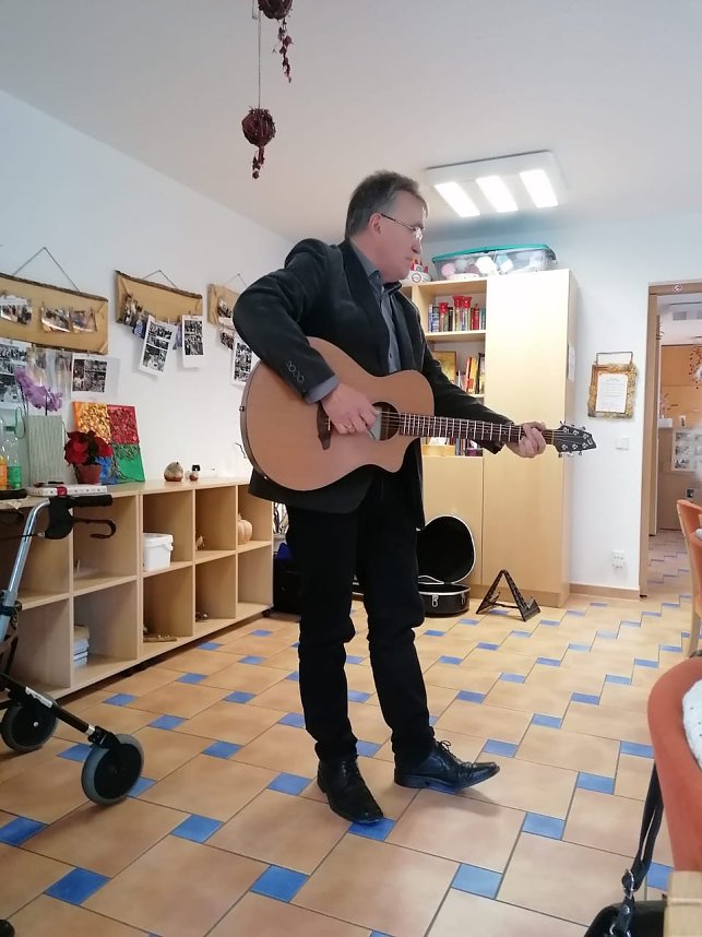 Pfarrer S&uuml;pke spielt und singt beim 5.Geburtstag in der Tagespflege Ebeleben