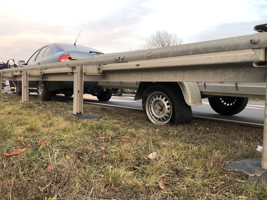 Reifen geplatzt und in der Leitplanke gelandet