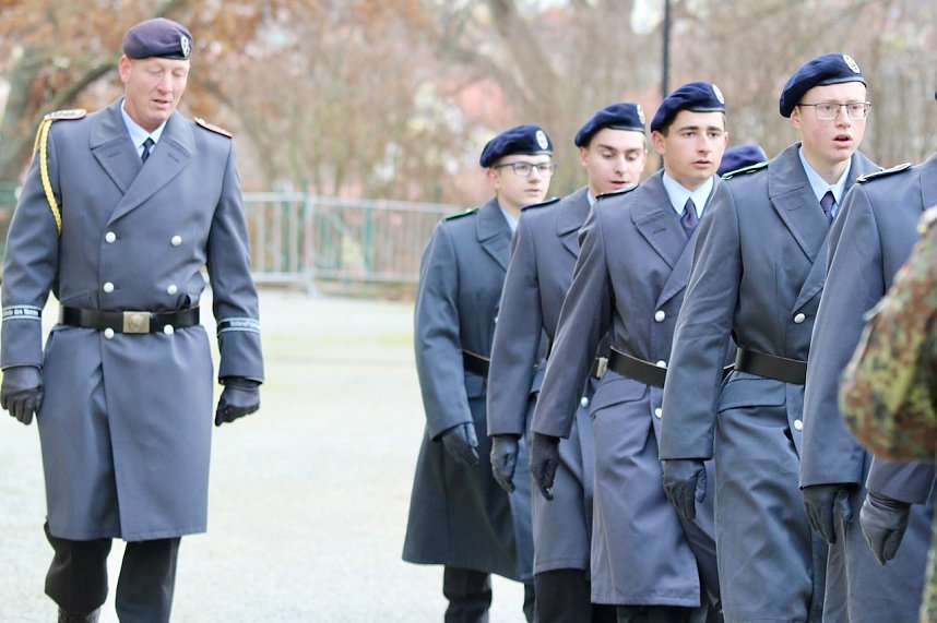 Gel&ouml;bnis neuer Soldatinnen und Soldaten der Bundeswehr im Lustgarten im Schloss Sondershausen 