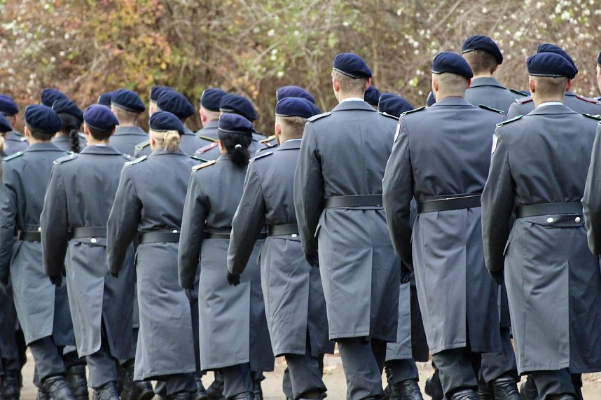 Gel&ouml;bnis neuer Soldatinnen und Soldaten der Bundeswehr im Lustgarten im Schloss Sondershausen 