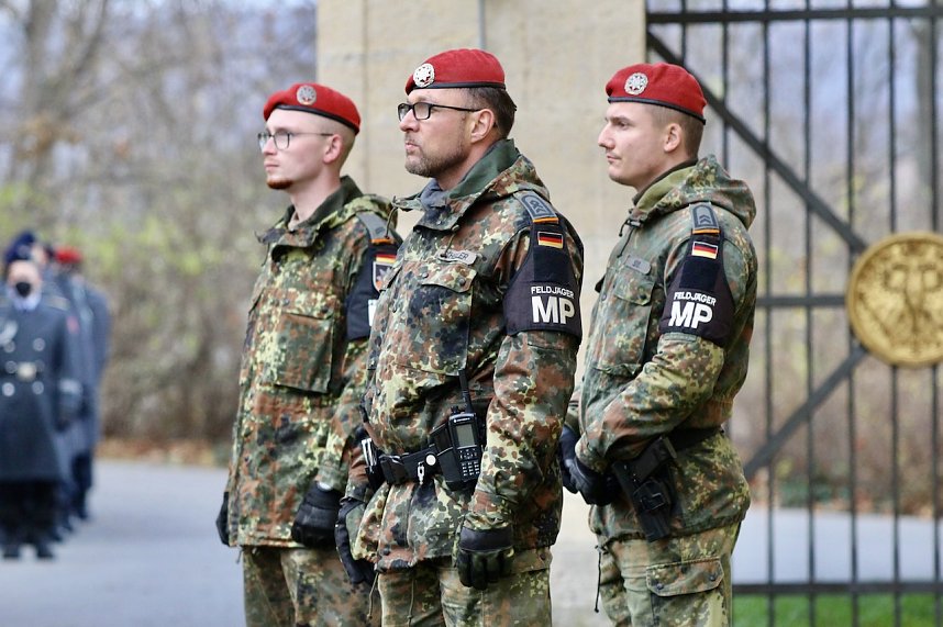 Gel&ouml;bnis neuer Soldatinnen und Soldaten der Bundeswehr im Lustgarten im Schloss Sondershausen 