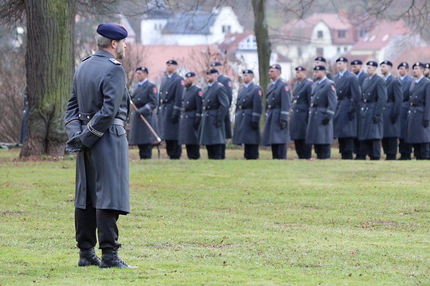 Gel&ouml;bnis neuer Soldatinnen und Soldaten der Bundeswehr im Lustgarten im Schloss Sondershausen 
