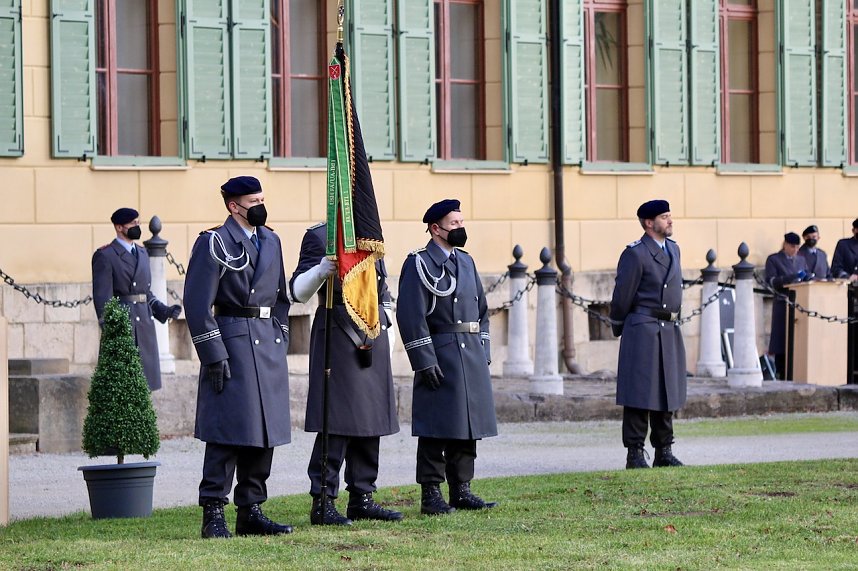Gel&ouml;bnis neuer Soldatinnen und Soldaten der Bundeswehr im Lustgarten im Schloss Sondershausen 