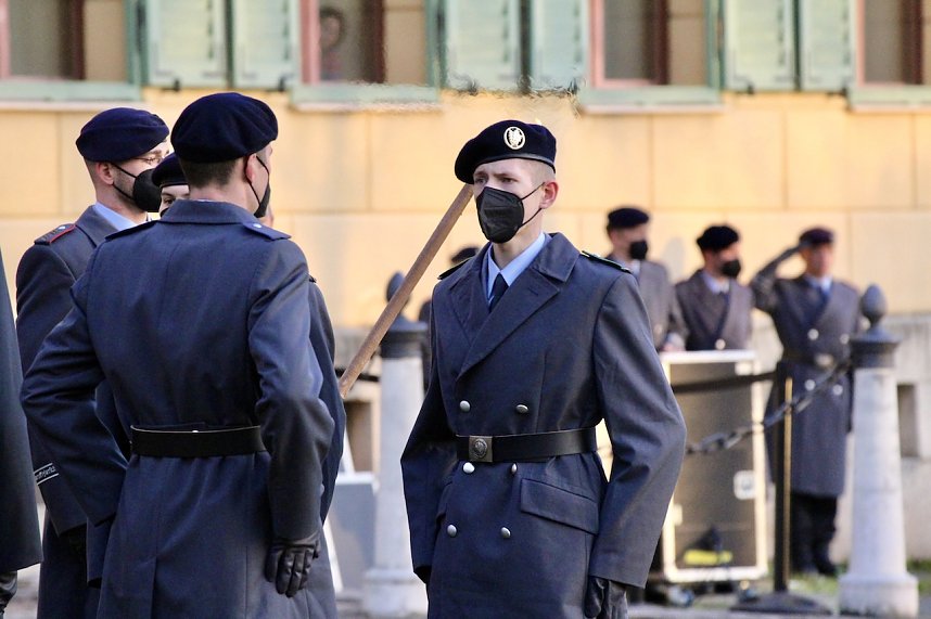 Gel&ouml;bnis neuer Soldatinnen und Soldaten der Bundeswehr im Lustgarten im Schloss Sondershausen 