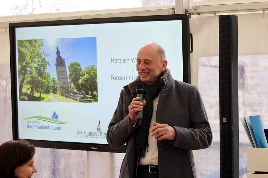 Wolfgang Tiefensee (Th&uuml;ringischer Wirtschafts- und Wissenschaftsminister) bei der F&ouml;rdermittel&uuml;bergabe am Schiefen Turm in Bad Frankenhausen