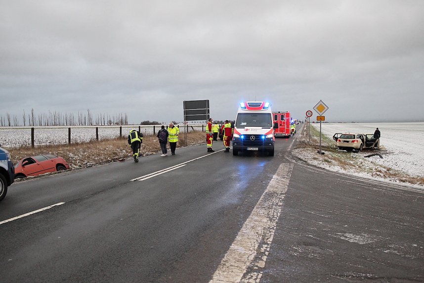 Sechs Verletzte bei Unfall auf der B4