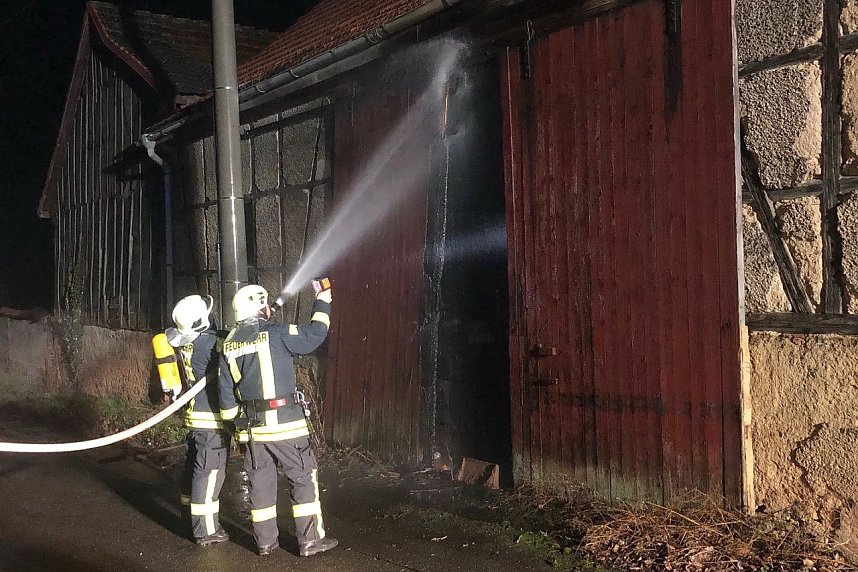 Scheunentor brennt in Westerengel. Kripo geht von Brandstiftung aus