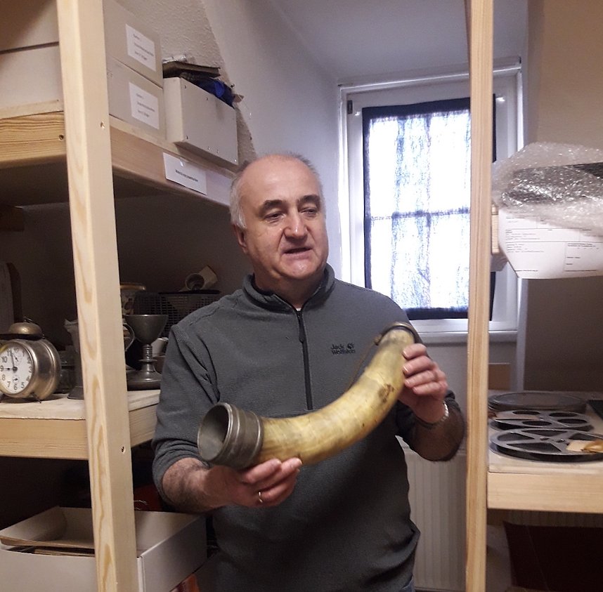  Dr. Hahnemann erz&auml;hlt die Geschichte &uuml;ber den Weg eines Horns, welches Thomas M&uuml;ntzer geh&ouml;rte. Es kam von Bad Frankenhausen &uuml;ber Amerika zur&uuml;ck in das Regionalgeschichtliche  Museum.