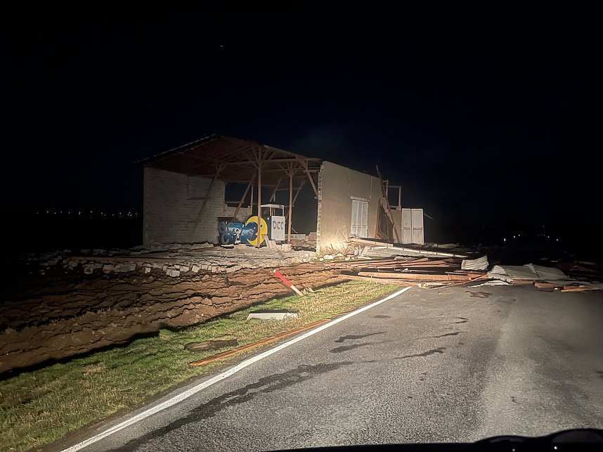 Das gestrige Sturmtief lies von dieser Scheune nicht mehr viel &uuml;brig