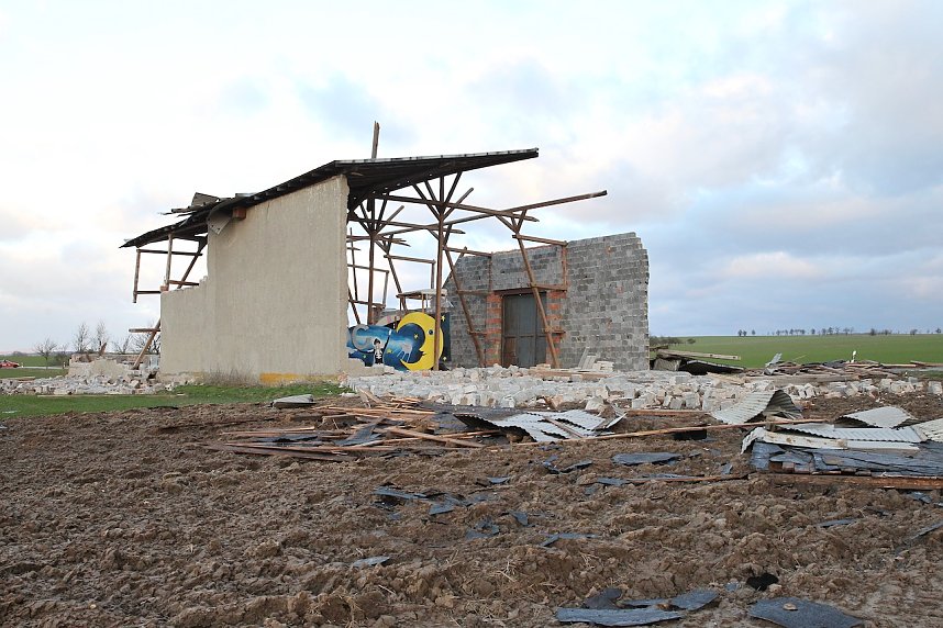 Das gestrige Sturmtief lies von dieser Scheune nicht mehr viel &uuml;brig