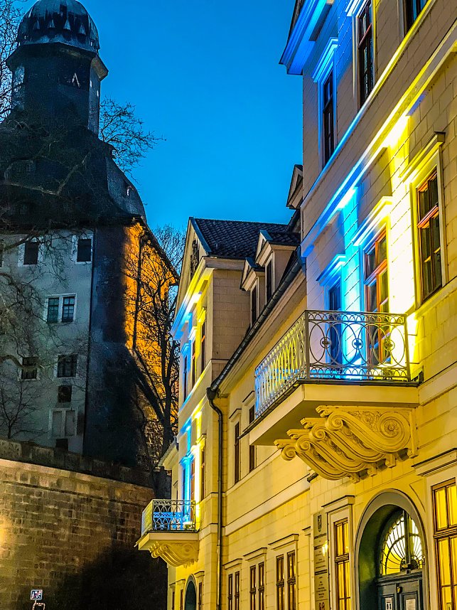 Lichter f&uuml;r den Frieden-Angestrahltes Landratsamt in Sondershausen