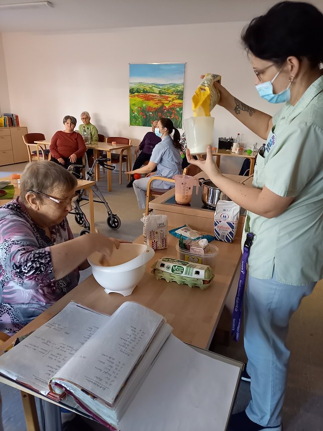 Tagesg&auml;ste backen zwei Kuchen f&uuml;r den guten Zweck